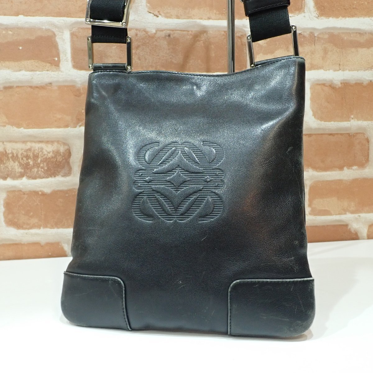 A555【本物保証】LOEWE ロエベ アナグラム メッセンジャーバッグ ブラック系 レザー 斜め掛け ショルダーバッグ ヴィンテージ_画像2