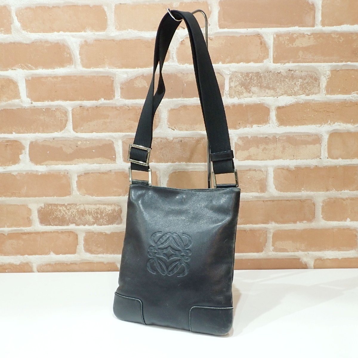 A555【本物保証】LOEWE ロエベ アナグラム メッセンジャーバッグ ブラック系 レザー 斜め掛け ショルダーバッグ ヴィンテージ_画像1