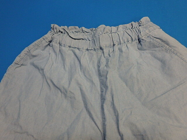 ny11-25-1014-1 ユニクロ シャンブレーガウチョパンツ ズボン 140サイズ キュロット 女の子 キッズ 子供服 子ども 中古 406342_画像4