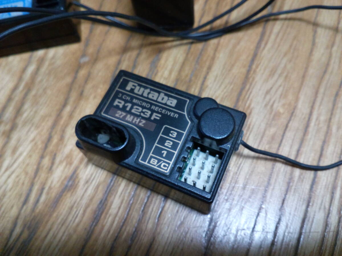 フタバ製受信機2個サンワ製受信機1個、フタバ製S9405サーボセット_画像2