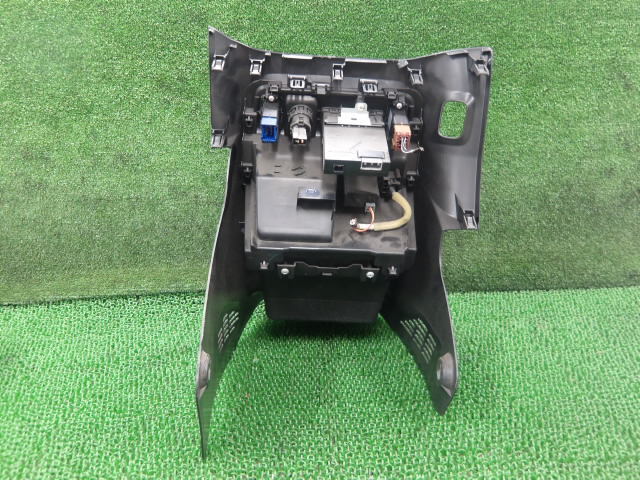 3FV4535 KEA1)) ホンダ N WGN JH1/JH2 後期型 G Lパッケージ 純正 センター下部小物入れ スイッチ付き_画像5