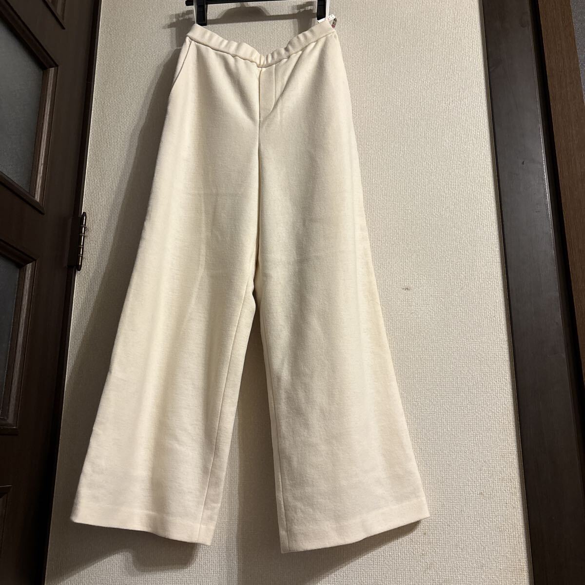 INDIVI 100%毛　パンツ　Offwhite 38サイズ　レディース ワイドパンツ_画像1