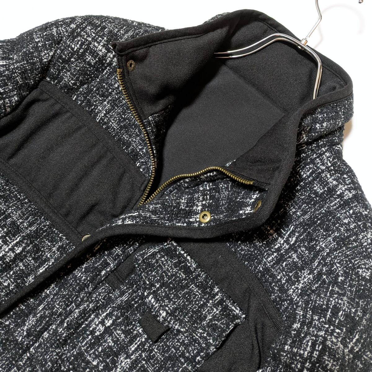 1PIU1UGUALE3 RELAX ダウンジャケット ブルゾン ロゴワッペン 総柄 Wジップ ブラック 黒 ウノピゥウノウグァーレトレ メンズ アウター_画像4