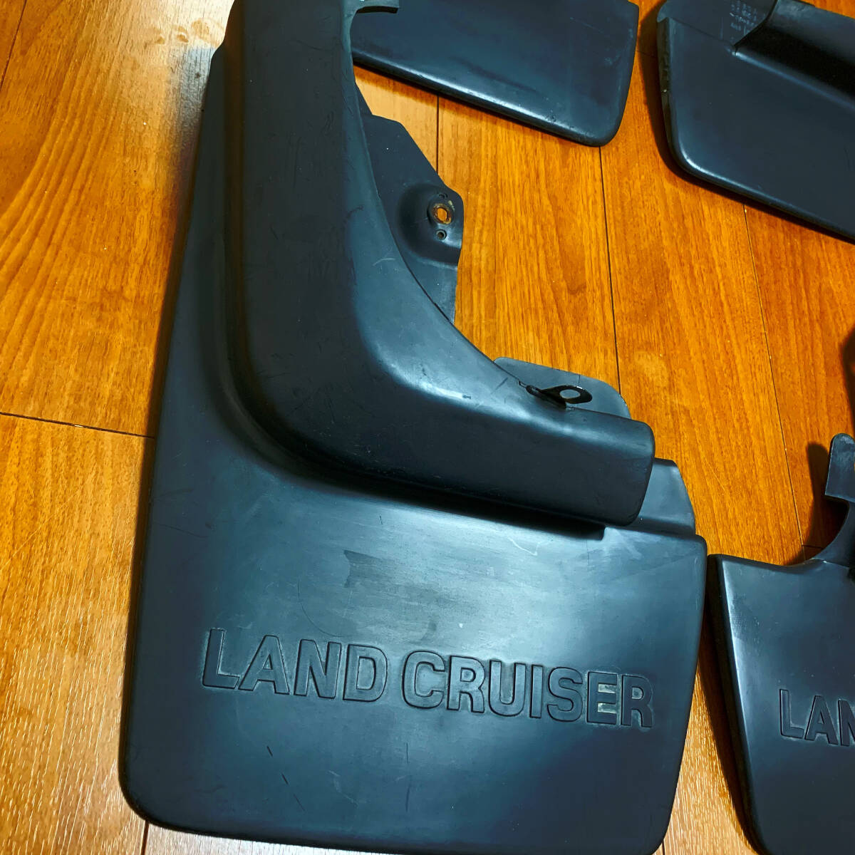 【秋のバーゲン期間だけ値下げ 11/8まで】ランクル80 ランドクルーザー80 TOYOTA純正 マッドフラップ 1台分4枚セット_画像3