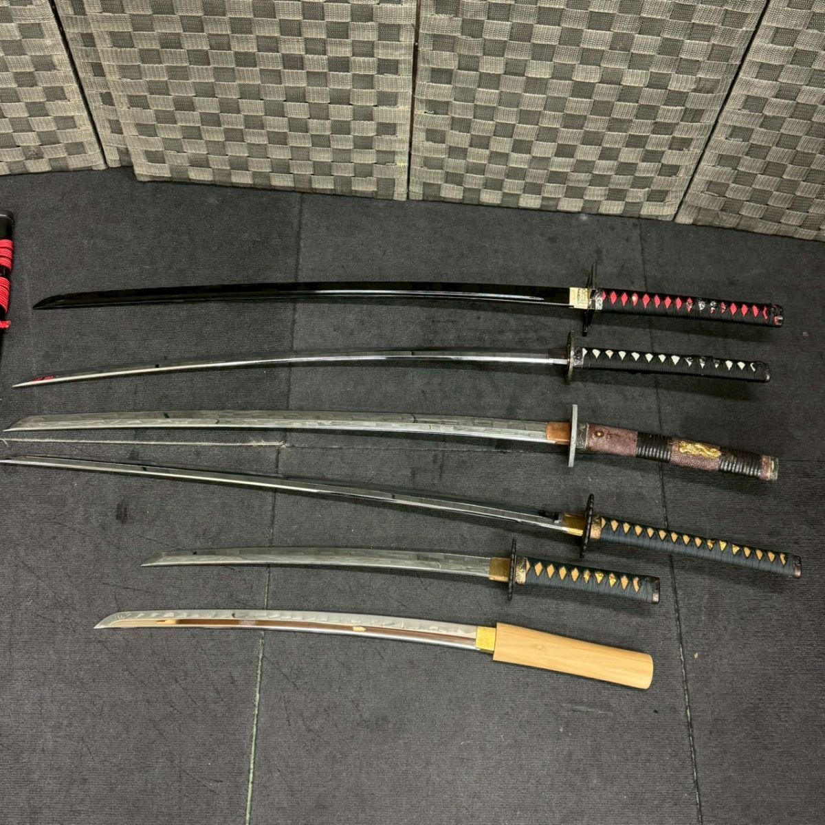 H902-O60-1820 模造刀 6本セット まとめ 日本刀 模擬刀 コスプレ インテリア 乱刃 拵え 白鞘 刀剣 長刀 約全長68-108cm約刃渡り42-69cm OA_画像2