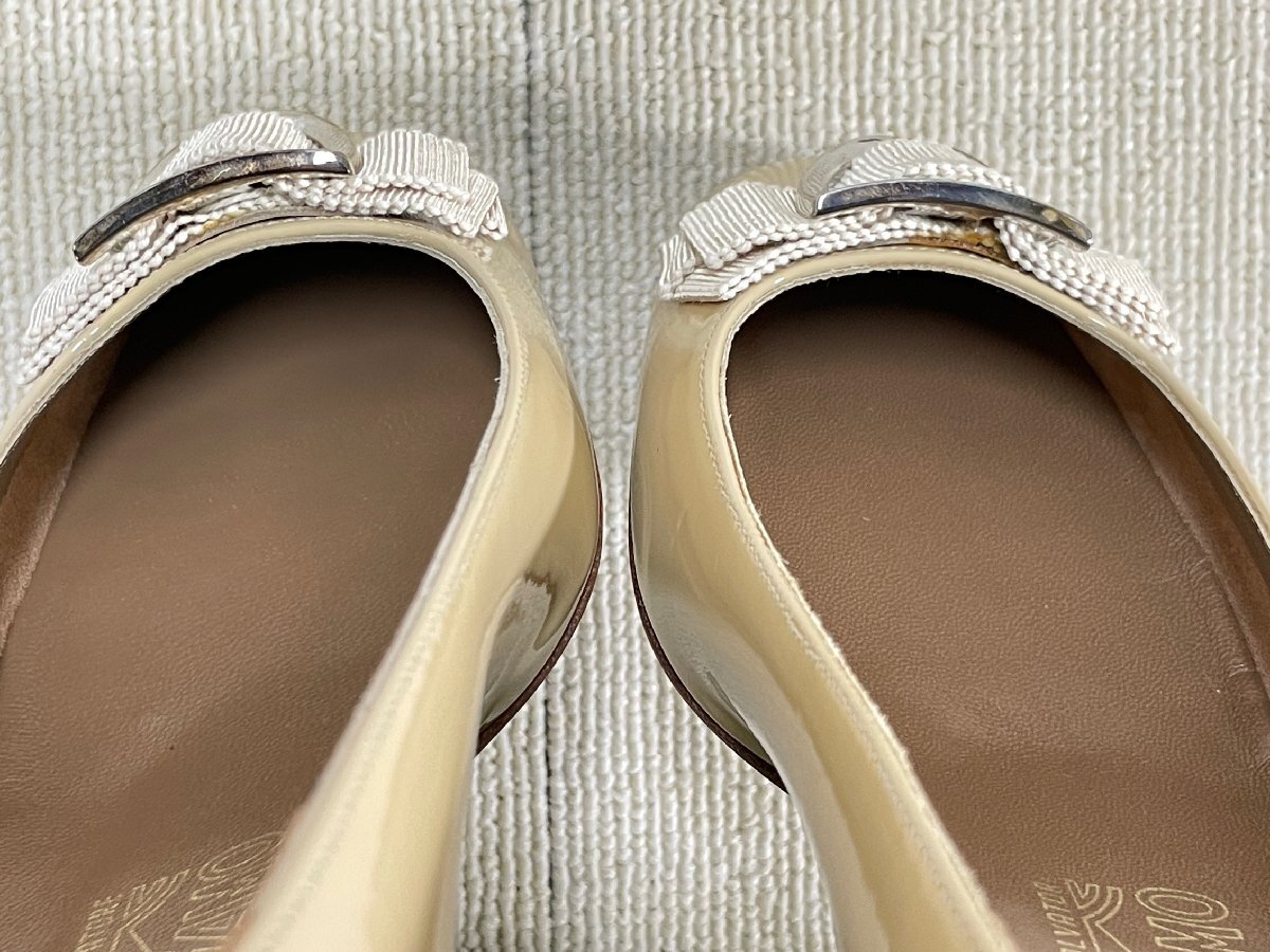 【美品】サルバトーレフェラガモ Salvatore Ferrgamo ヴァラリボン パテントレザー パンプス ベージュ サイズ:6 1/2 (23.5cm相当)_画像9
