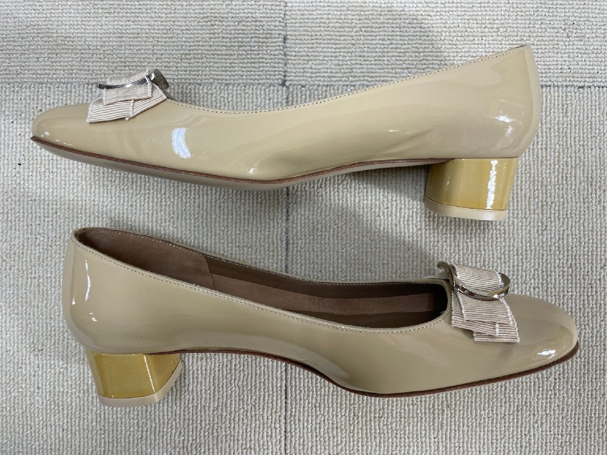 【美品】サルバトーレフェラガモ Salvatore Ferrgamo ヴァラリボン パテントレザー パンプス ベージュ サイズ:6 1/2 (23.5cm相当)_画像5