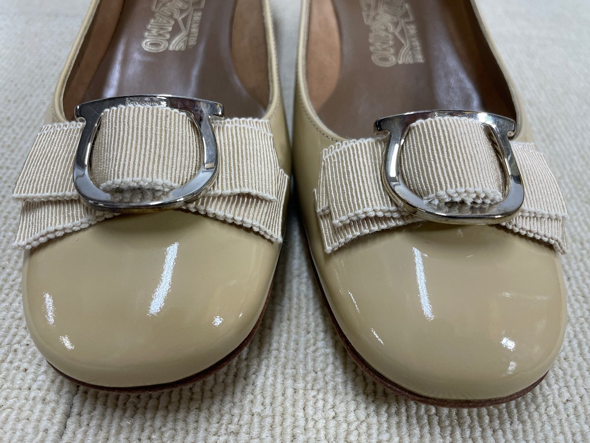 【美品】サルバトーレフェラガモ Salvatore Ferrgamo ヴァラリボン パテントレザー パンプス ベージュ サイズ:6 1/2 (23.5cm相当)_画像3