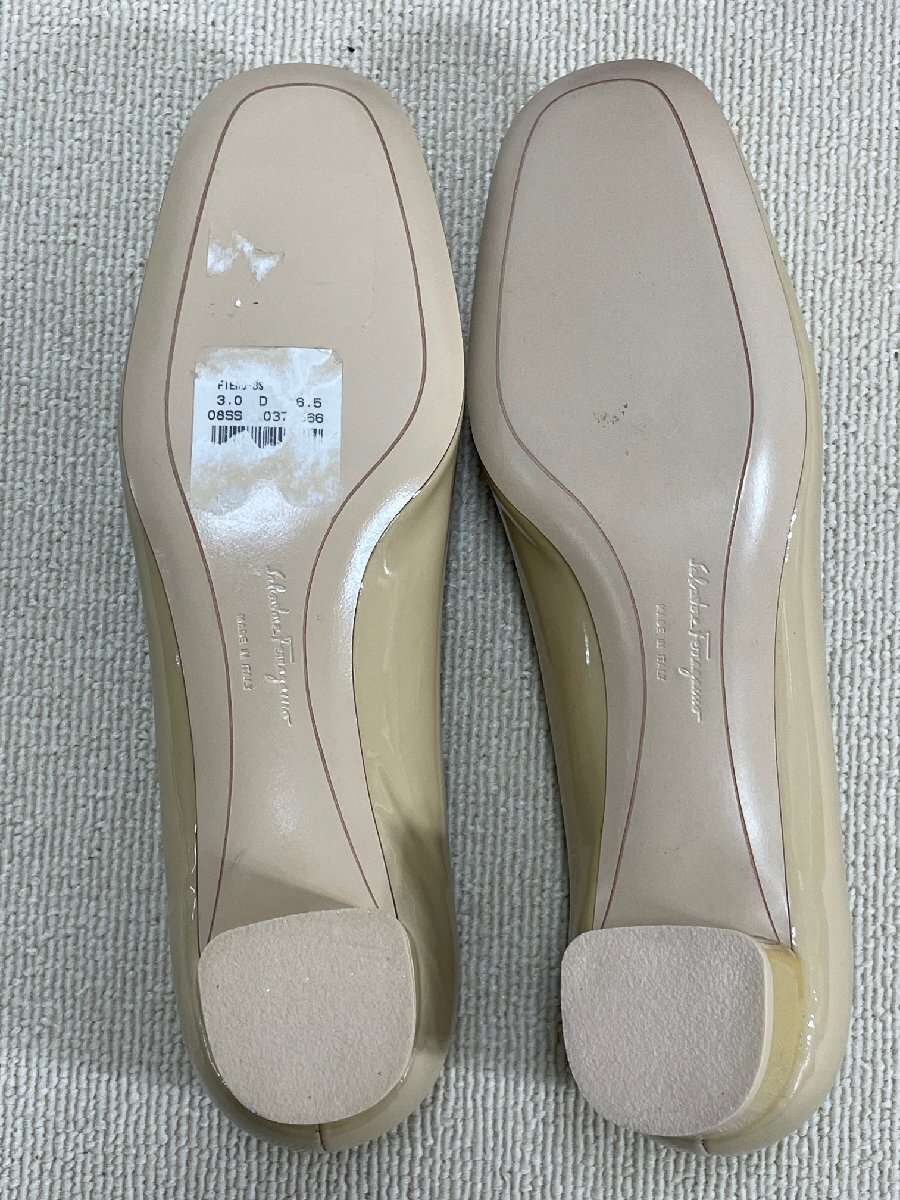【美品】サルバトーレフェラガモ Salvatore Ferrgamo ヴァラリボン パテントレザー パンプス ベージュ サイズ:6 1/2 (23.5cm相当)_画像6