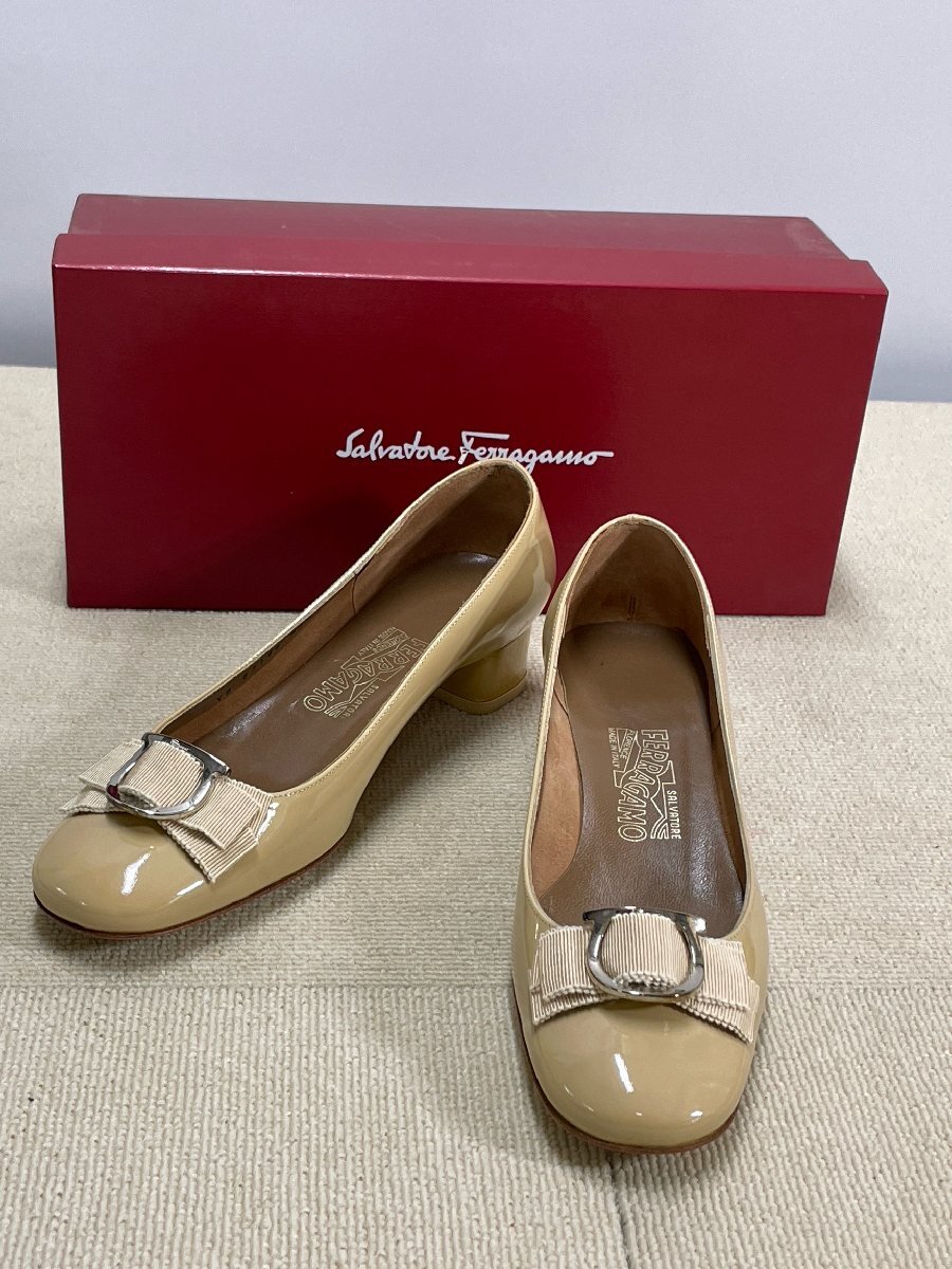 【美品】サルバトーレフェラガモ Salvatore Ferrgamo ヴァラリボン パテントレザー パンプス ベージュ サイズ:6 1/2 (23.5cm相当)_画像1