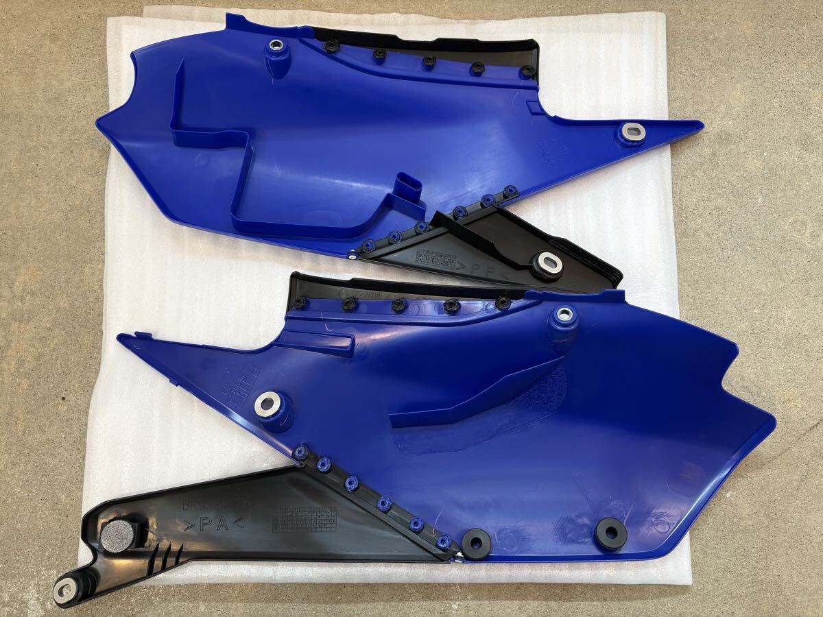 Yamaha ヤマハ YZ250F / YZ450F 純正 サイドカバー サイドゼッケン 左右セット BR9-21710-10 BR9-21720-10_画像2