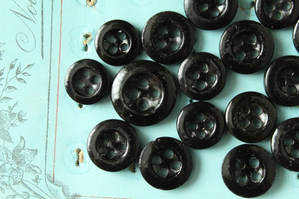 即決 4穴 ガラスボタン 17個 φ11~17mm ブラック 黒 素材 ハンドメイドパーツ リメイク フランス輸入_画像3