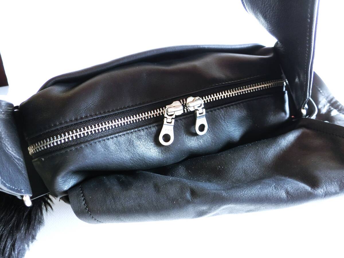 LIMI feu リミフゥ 本革レザー 立体シールド ワンショルダーバッグ 美品 フェイクファーチャーム付き ハンドバッグ ブラック_画像6