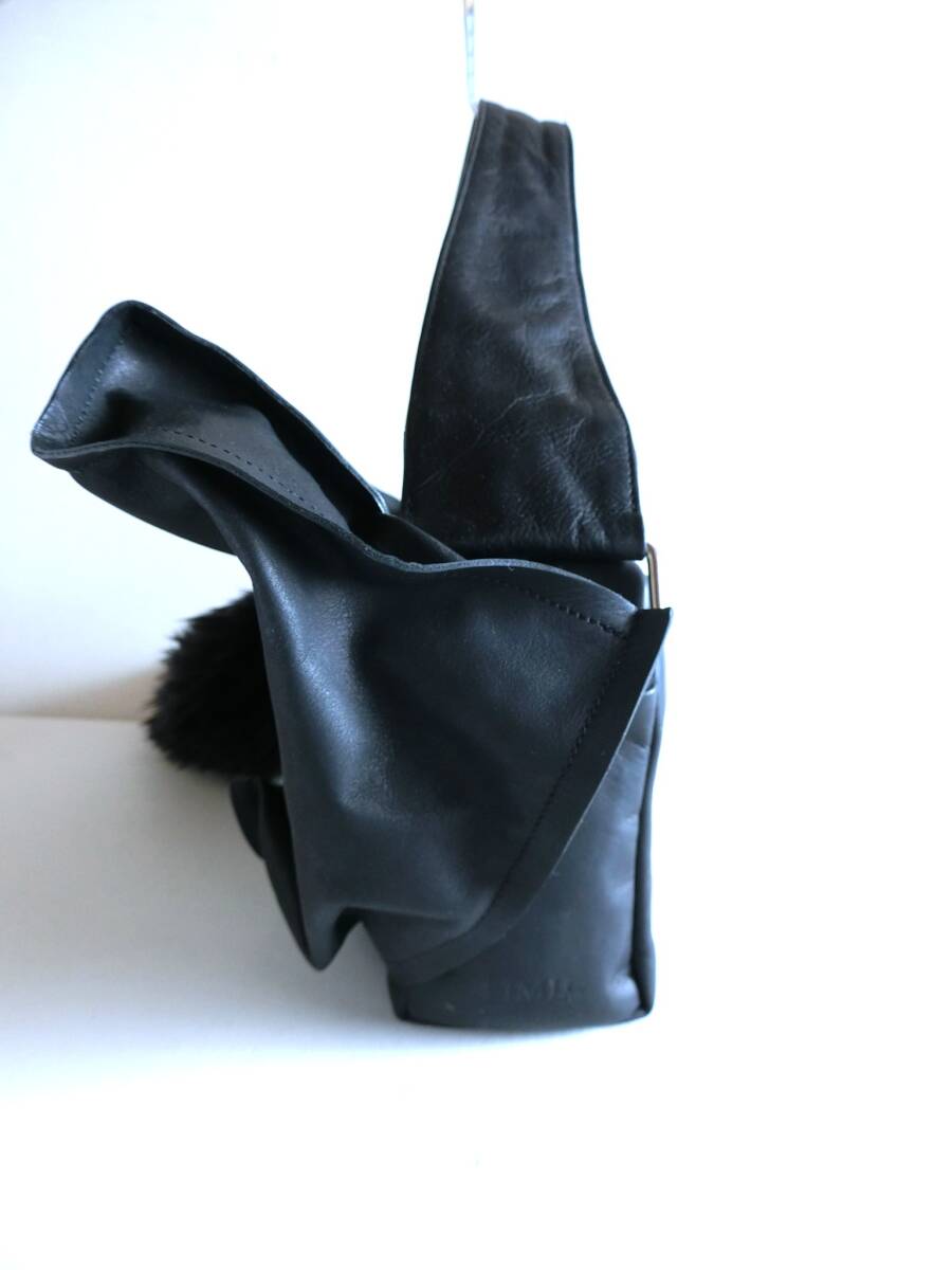 LIMI feu リミフゥ 本革レザー 立体シールド ワンショルダーバッグ 美品 フェイクファーチャーム付き ハンドバッグ ブラック_画像10