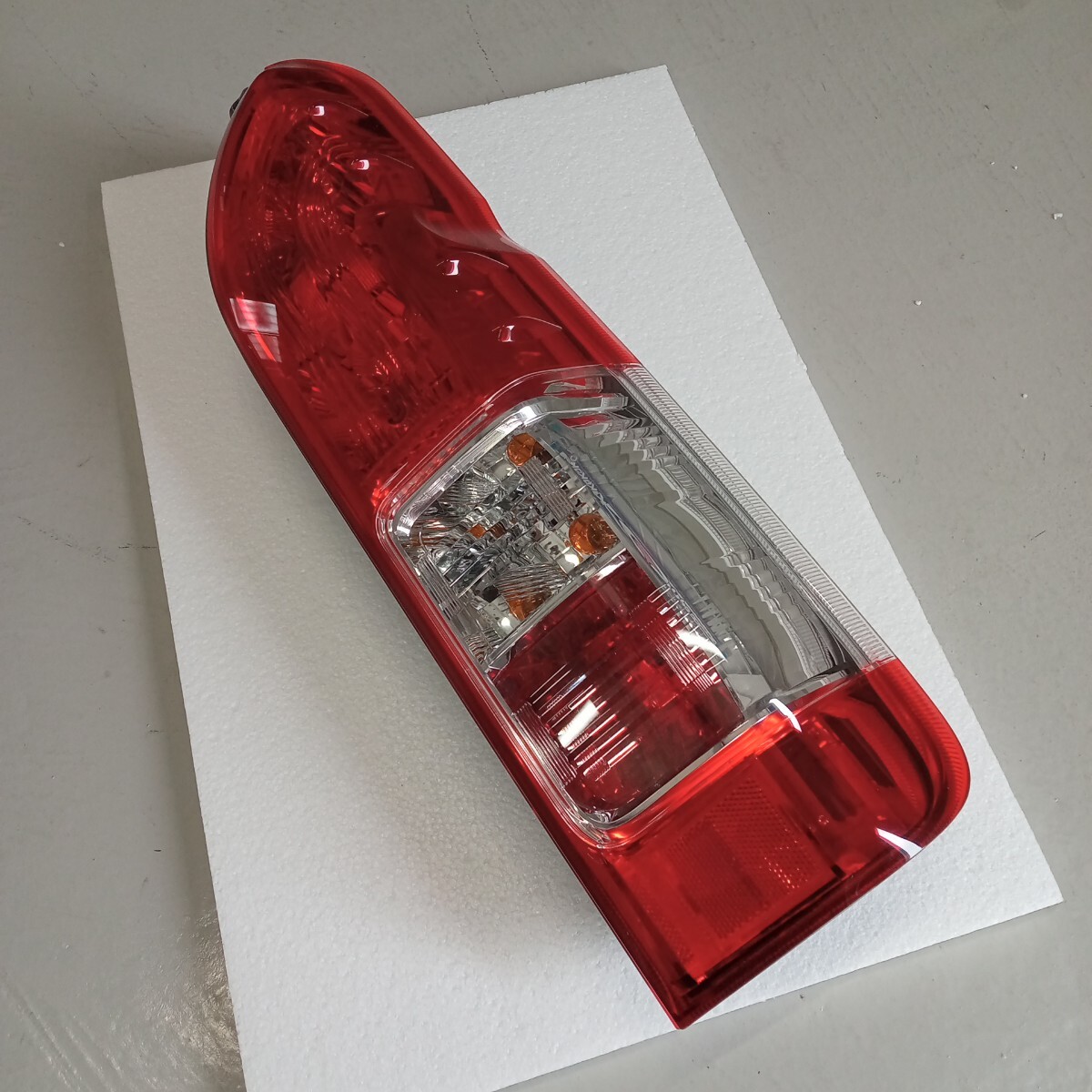【新車外し】【送料無料】トヨタ 200系ハイエース純正後期テールランプ 右側のみ 寒冷地 26-141 ③_画像2