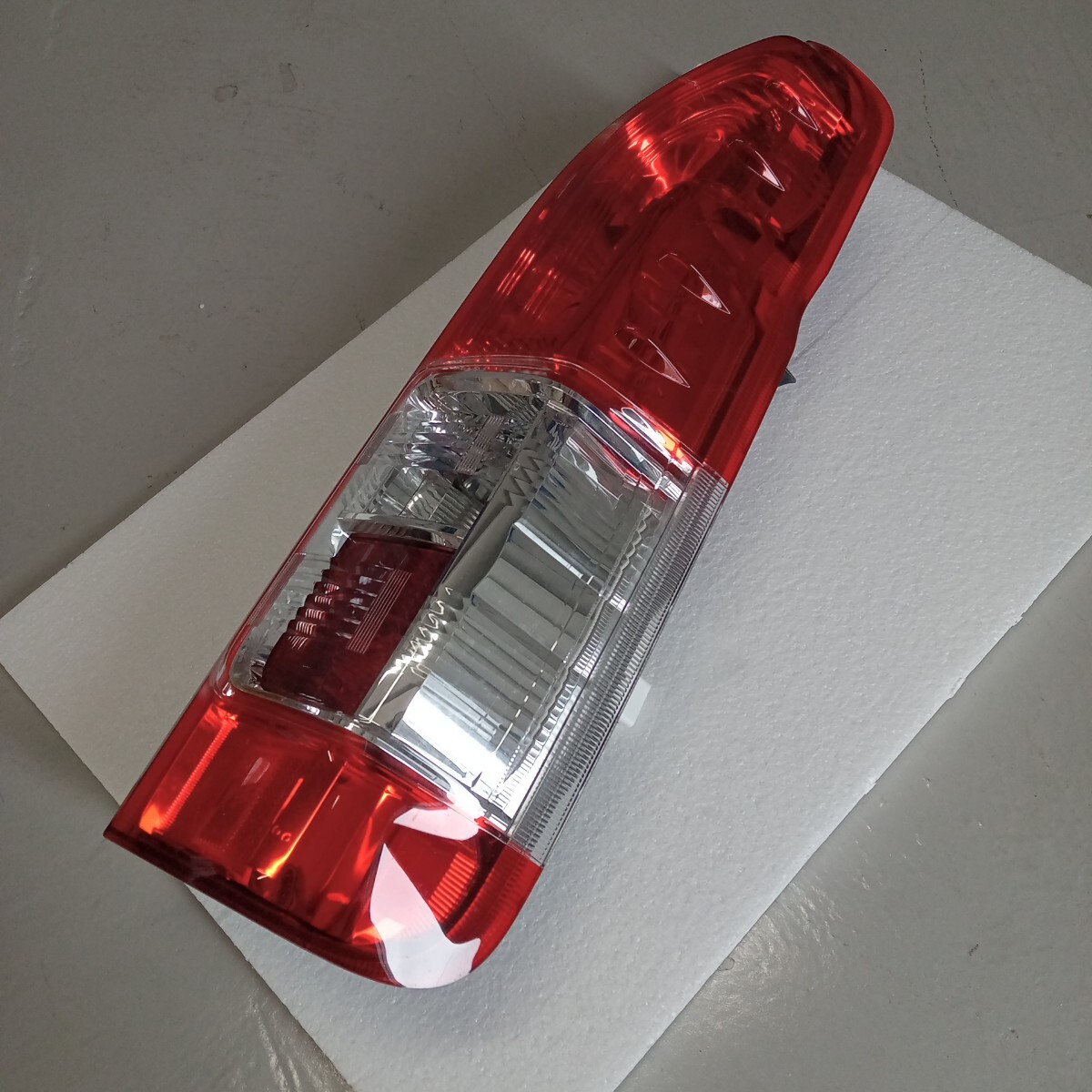 【新車外し】【送料無料】トヨタ 200系ハイエース純正後期テールランプ 右側のみ 寒冷地 26-141 ③_画像3