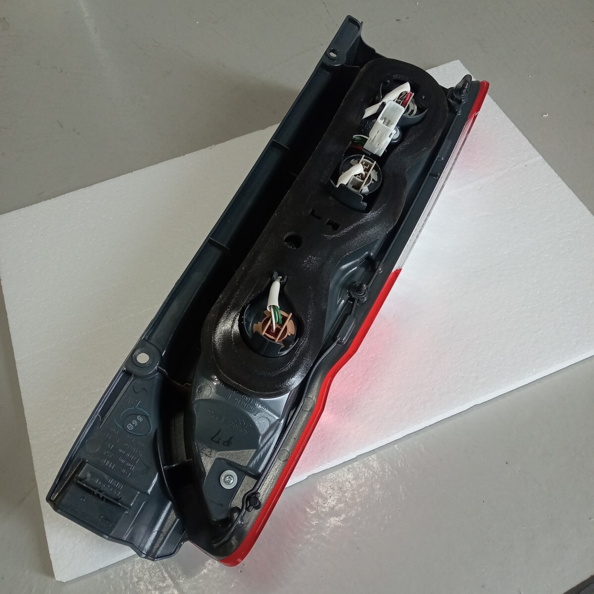 【新車外し】【送料無料】トヨタ 200系ハイエース純正後期テールランプ 右側のみ 寒冷地 26-141 ③_画像7