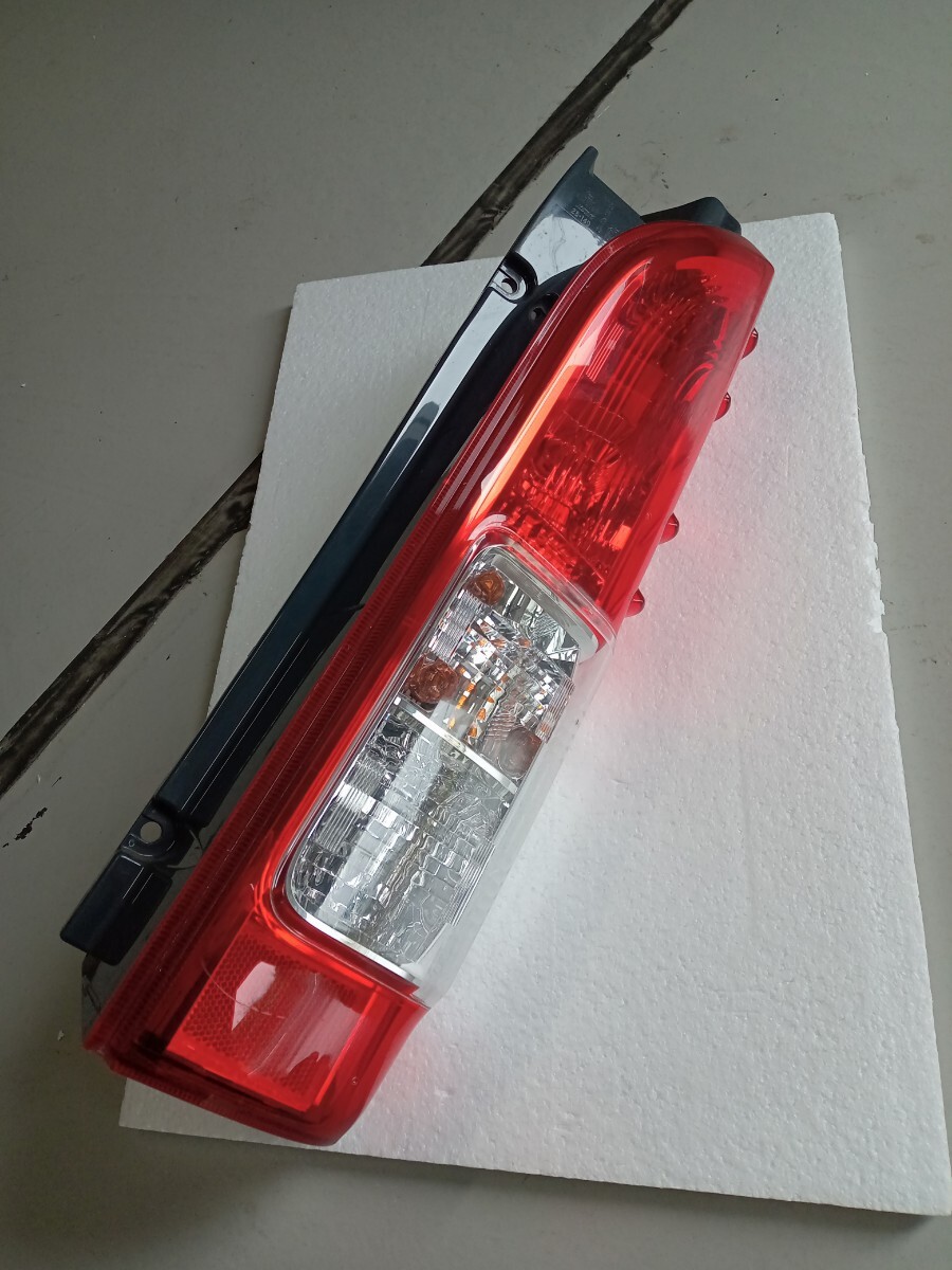 【新車外し】【送料無料】トヨタ 200系ハイエース純正後期テールランプ 右側 ⑤ 新車外し】【送料無料】トヨタ 200系ハイエース純正後期テールランプ