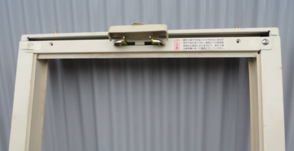 M-932▼ メーカー不明 窓用エアコン用取付枠 サイズ:ヨコ約35cm×タテ75cm 中古 ジャバラなし_画像2