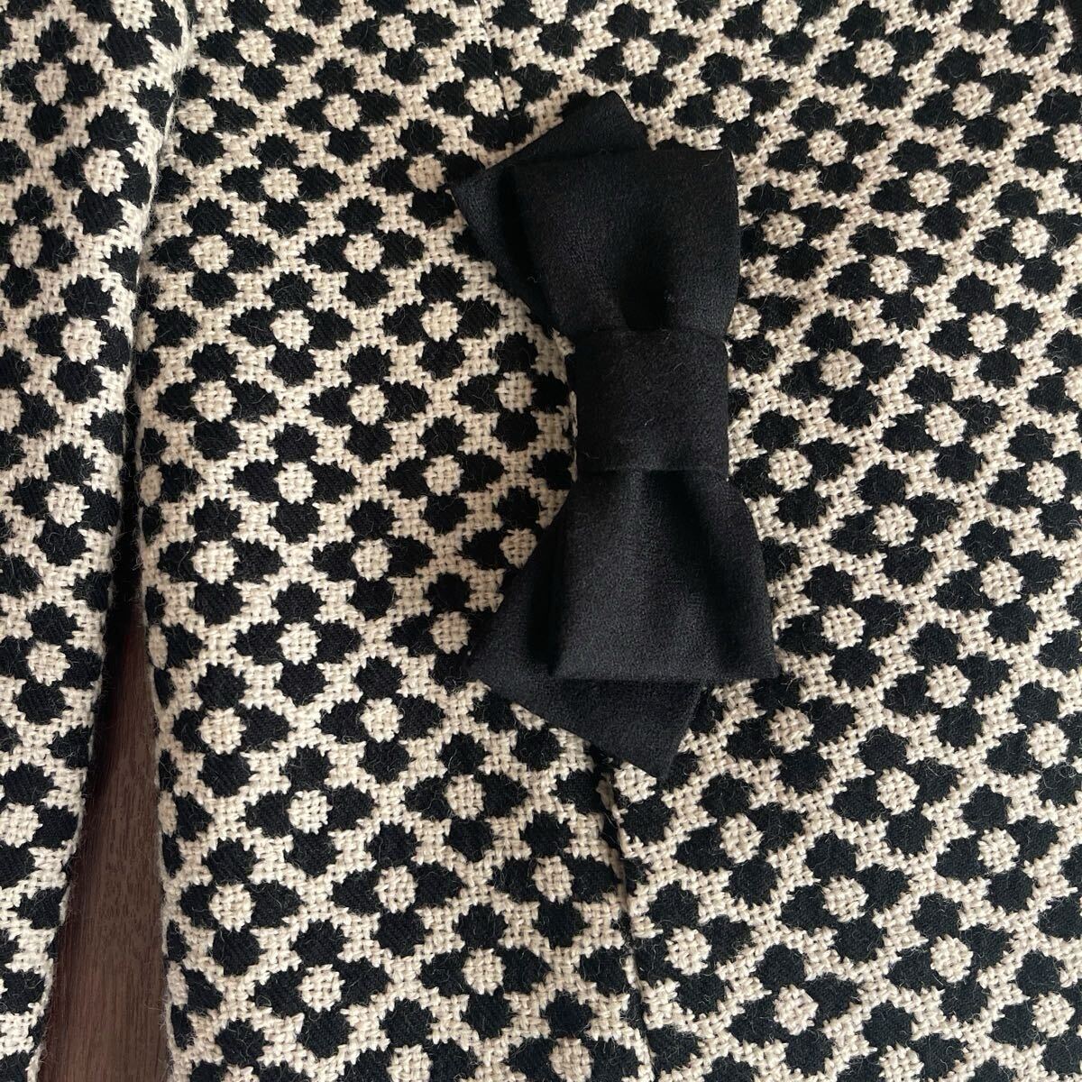 【未使用・タグ付き】エムズグレイシー　カタログ掲載　デイジー花柄／カメリアチャームダブルジップ／コート　アウター　黒×白　40_画像4