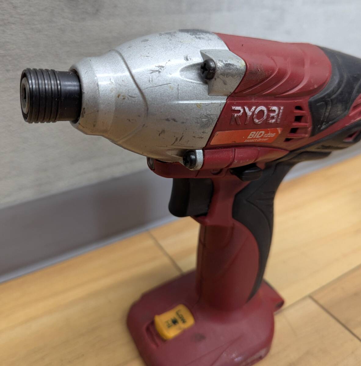 #14359 【動作確認済み!!】 RYOBI リョービ 充電式インパクトドライバ BID-1226 12V レッド バッテリー_画像4