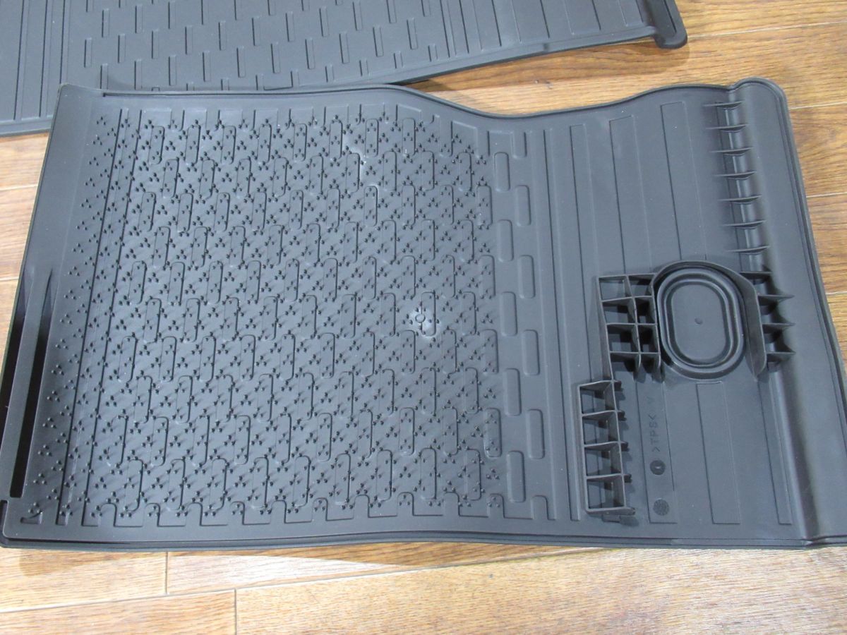 未使用品 ダイハツS700V/S710Vハイゼットカーゴ純正オプション オールウェザーマットセット 4分割 08200-K5065 フロアマット_画像7