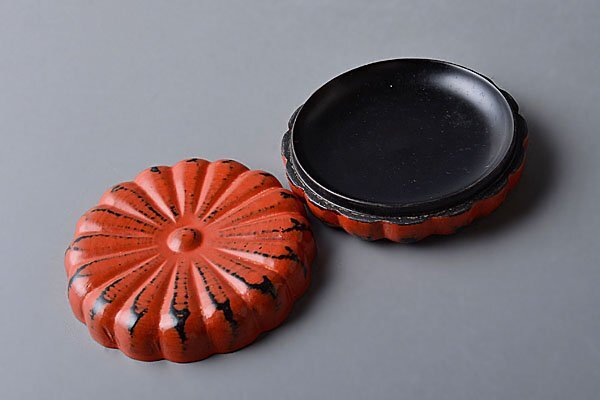 k295【和み】茶道具　岡本陽(yáng)斎　鎌倉(cāng)彫菊形香合　検 茶道具煎茶道具中國(guó)古玩臺(tái)灣煎茶民藝美術(shù)品李朝高麗新羅清朝書道具