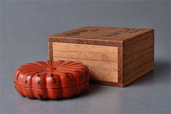k295【和み】茶道具　岡本陽(yáng)斎　鎌倉(cāng)彫菊形香合　検 茶道具煎茶道具中國(guó)古玩臺(tái)灣煎茶民藝美術(shù)品李朝高麗新羅清朝書道具