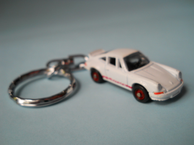 キーホルダー ポルシェ９１１カレラRS 2.7 ホワイト 文字レッド ダイキャスト マスコット アクセサリー グッズ スマホ_画像1