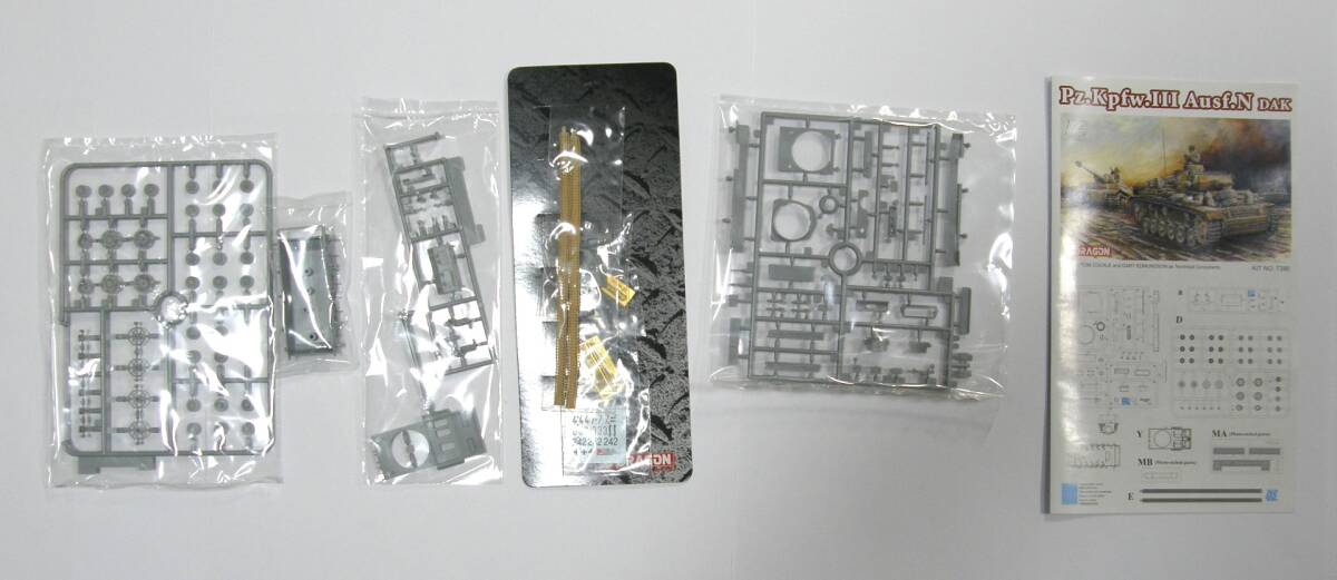 【外箱擦れ/凹み/値札剥がし跡有】1/72 DRAGON ドラゴン WW.II ドイツ軍 III号戦車N型 DAK ドイツ・アフリカ軍団 7386 MLK72-251008-1_画像2