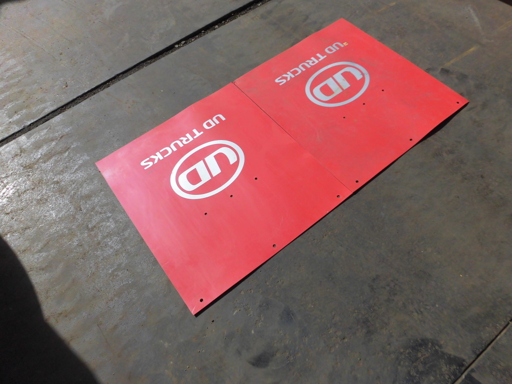 *917 б/у товар UD грузовик брызговик 2 листов красный коврик только 605mm×665mm распродажа *