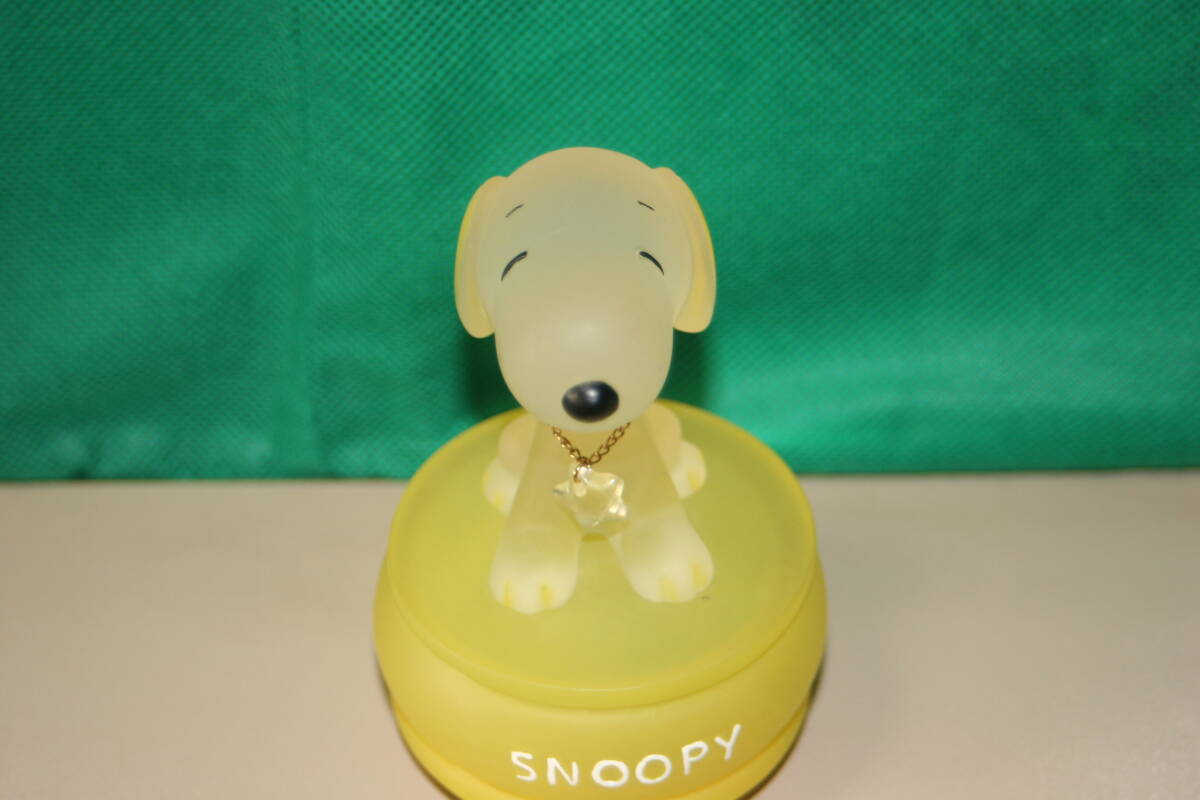 スヌーピー ガラス製 回転 オルゴール イエロー 約12cm サンキョー商事 トップ・オブ・ザ・ワールド Snoopy PEANUTS フィギュア 星の飾り_画像2