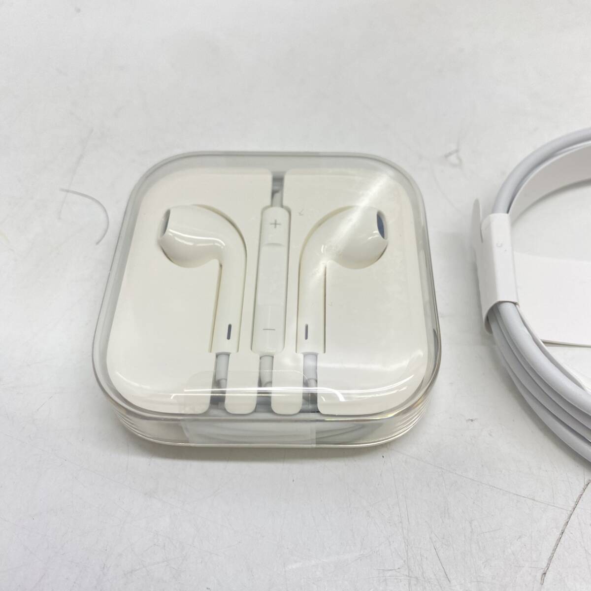 送料無料g43074 Apple アップル 純正イヤホン 充電ケーブルセット 未使用品の画像2
