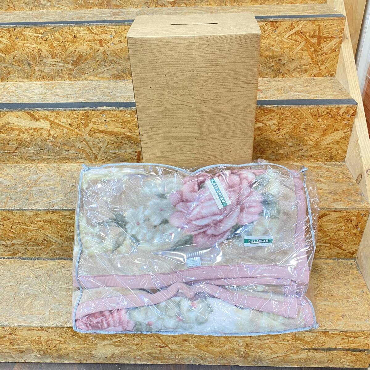 送料無料g43201 DAY DREAM RELIEF アクリル毛布 140cm×200cm ピンク系 花柄 日本製 未使用品_画像1