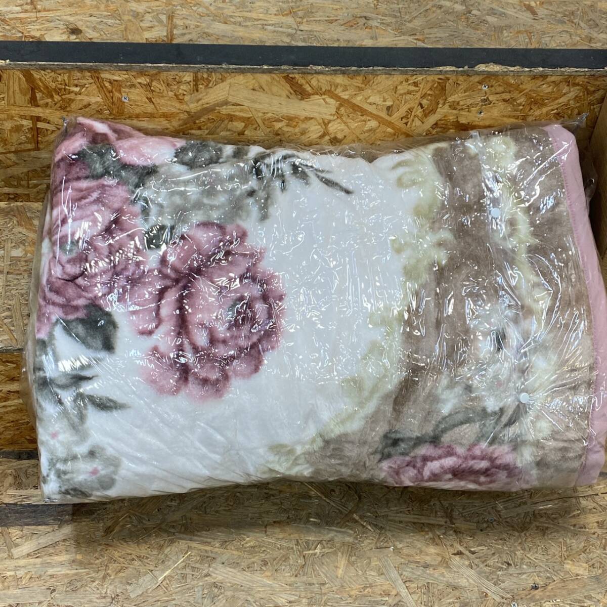 送料無料g43201 DAY DREAM RELIEF アクリル毛布 140cm×200cm ピンク系 花柄 日本製 未使用品_画像2