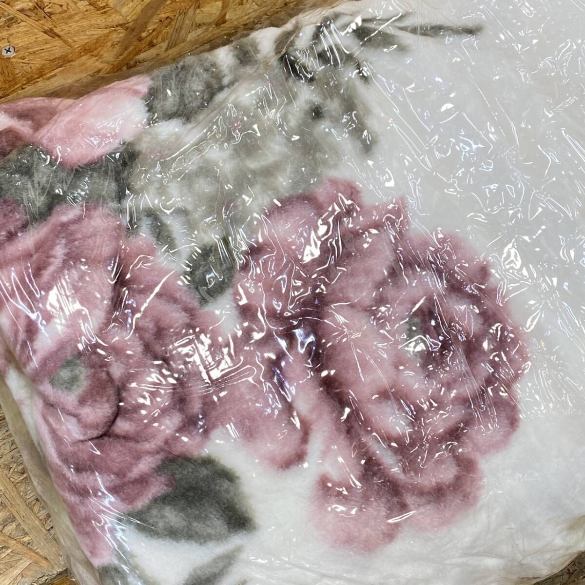 送料無料g43201 DAY DREAM RELIEF アクリル毛布 140cm×200cm ピンク系 花柄 日本製 未使用品_画像3