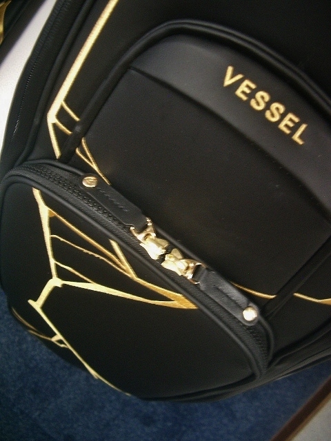 未使用　ＶＥＳＳＥＬ　ベゼル　ハイグレード　Ｌｕｘ ７ ＪＰ２，０　金ツギ・デザイン　黒ゴールド色　ゴルフバッグ_画像6