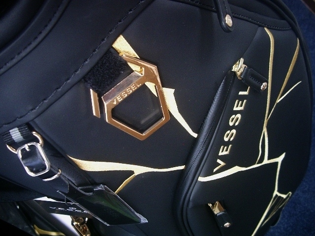 未使用　ＶＥＳＳＥＬ　ベゼル　ハイグレード　Ｌｕｘ ７ ＪＰ２，０　金ツギ・デザイン　黒ゴールド色　ゴルフバッグ_画像5