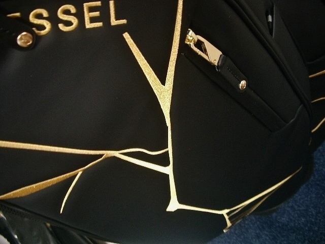 未使用　ＶＥＳＳＥＬ　ベゼル　ハイグレード　Ｌｕｘ ７ ＪＰ２，０　金ツギ・デザイン　黒ゴールド色　ゴルフバッグ_画像7