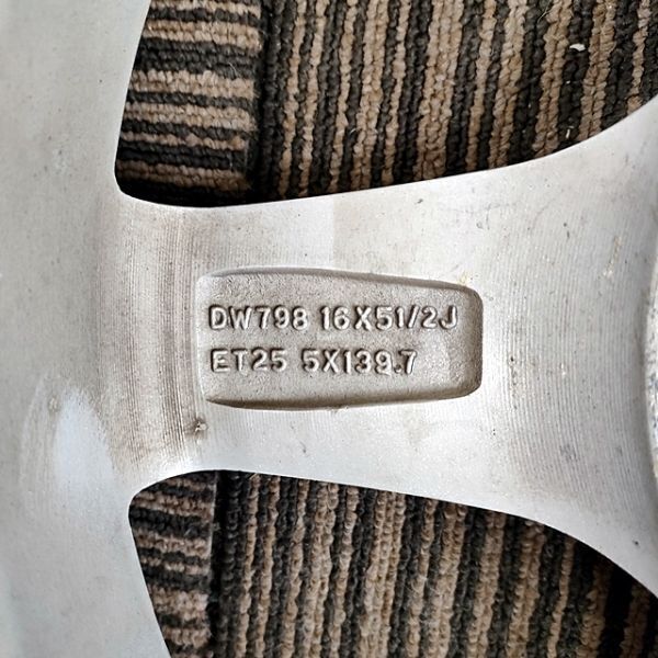 【送料無料】 即決 社外アルミホイール 16×5.5J+25 PCD 5H×139.7 アルミホイール アルミ 社外 ホイール 5穴 4本セット YH207_画像4