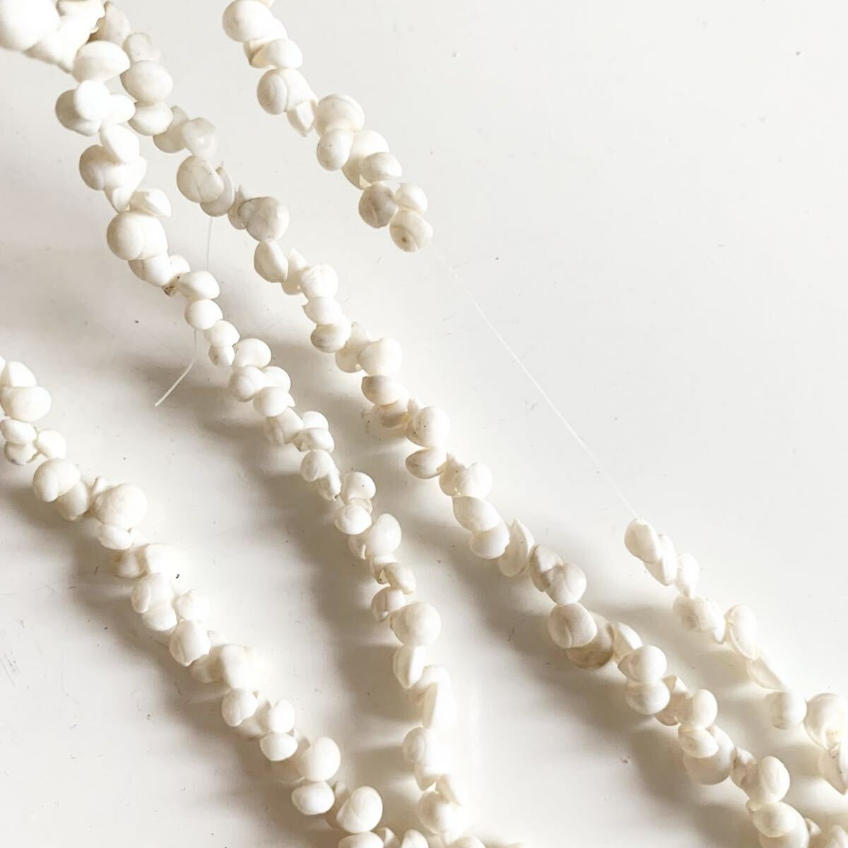 匿名配送 白貝殻ネックレス ホワイトシェル ハワイアン風天然貝ロングネックレス エスニック ボヘミアン 白巻貝 コスプレ衣装 アクセサリー_画像6