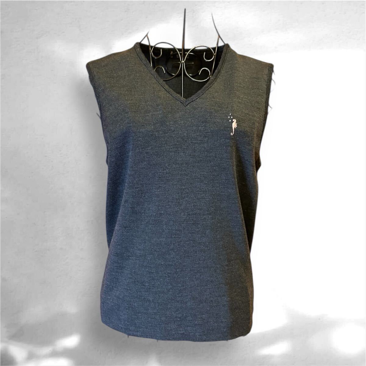 【FUKZO】横浜元町　フクゾー　ウールベスト　チャコールグレー　ワンポイント刺繍　日本製　Mサイズ ニットベスト_画像2