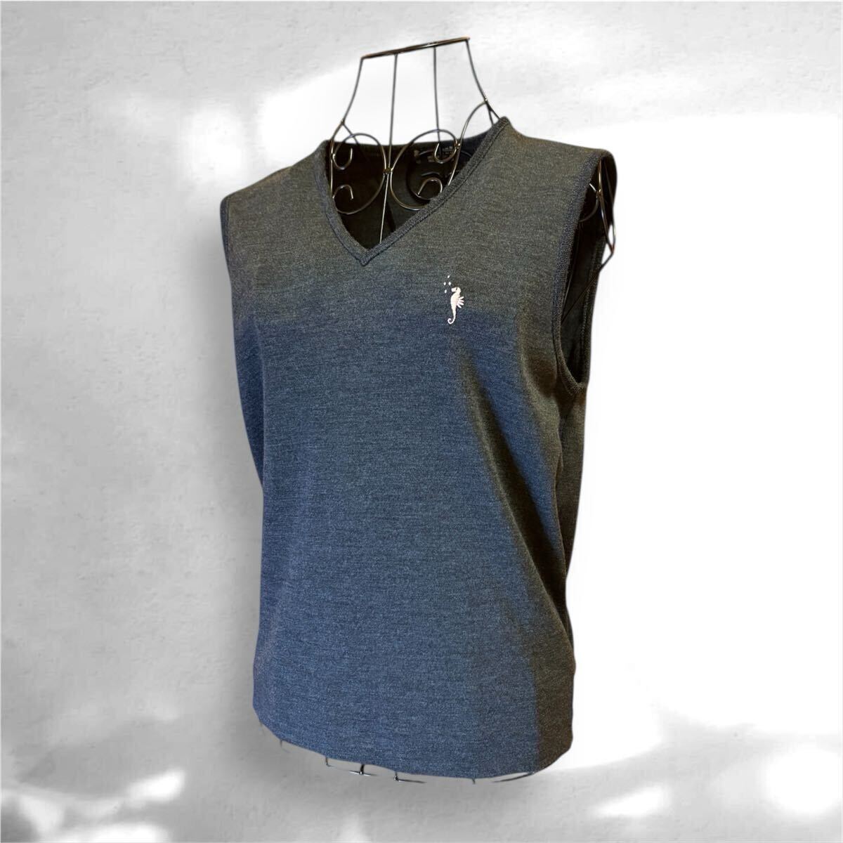 【FUKZO】横浜元町　フクゾー　ウールベスト　チャコールグレー　ワンポイント刺繍　日本製　Mサイズ ニットベスト_画像3