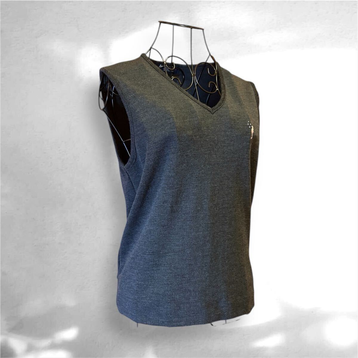 【FUKZO】横浜元町　フクゾー　ウールベスト　チャコールグレー　ワンポイント刺繍　日本製　Mサイズ ニットベスト_画像4