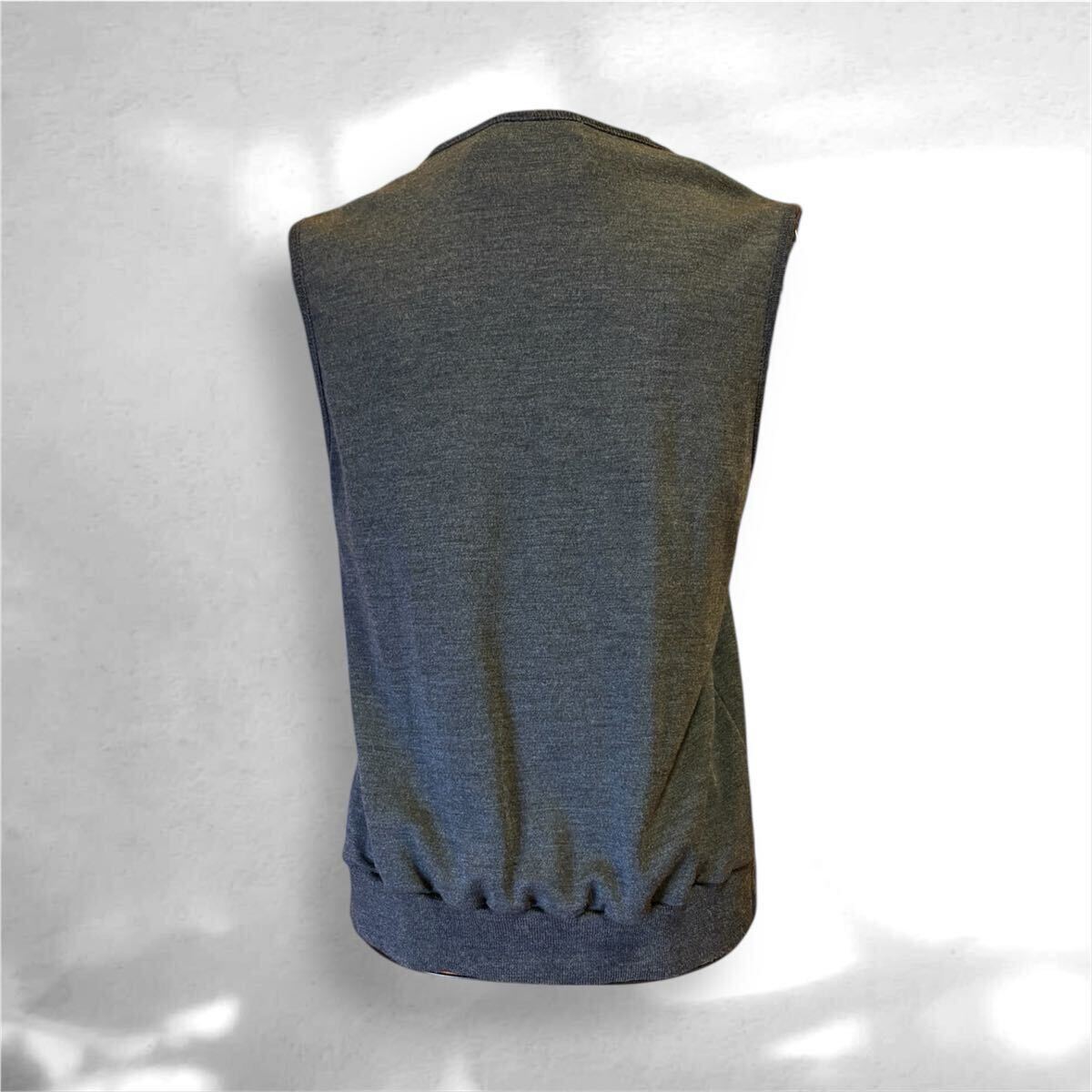 【FUKZO】横浜元町　フクゾー　ウールベスト　チャコールグレー　ワンポイント刺繍　日本製　Mサイズ ニットベスト_画像6