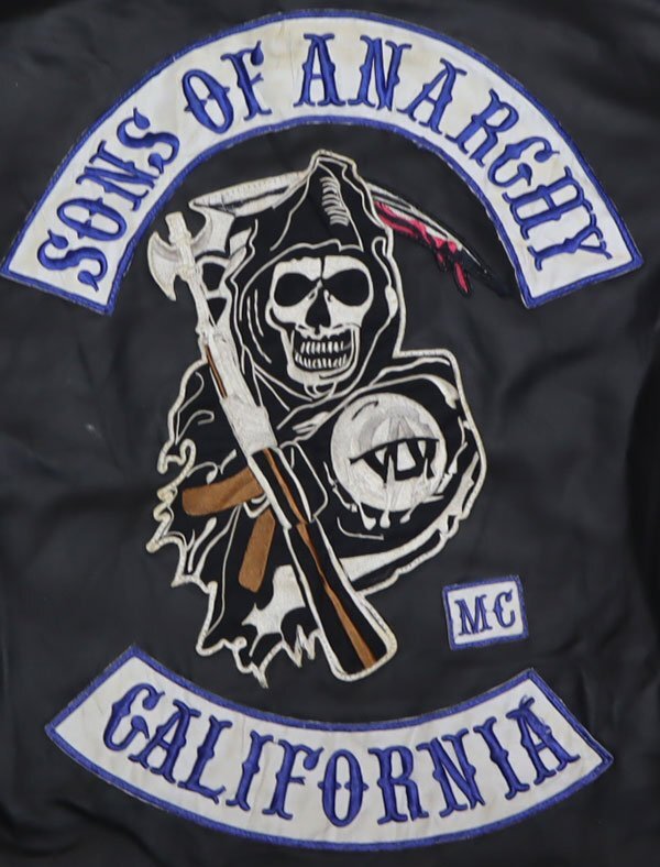 VE26クラブ チームベストUNKNOWNアメリカ古着ライダースベスト合皮フェイクレザーSONS OF ANARCHYパッチ付き黒系Sサンズ オブ アナーキー_画像1