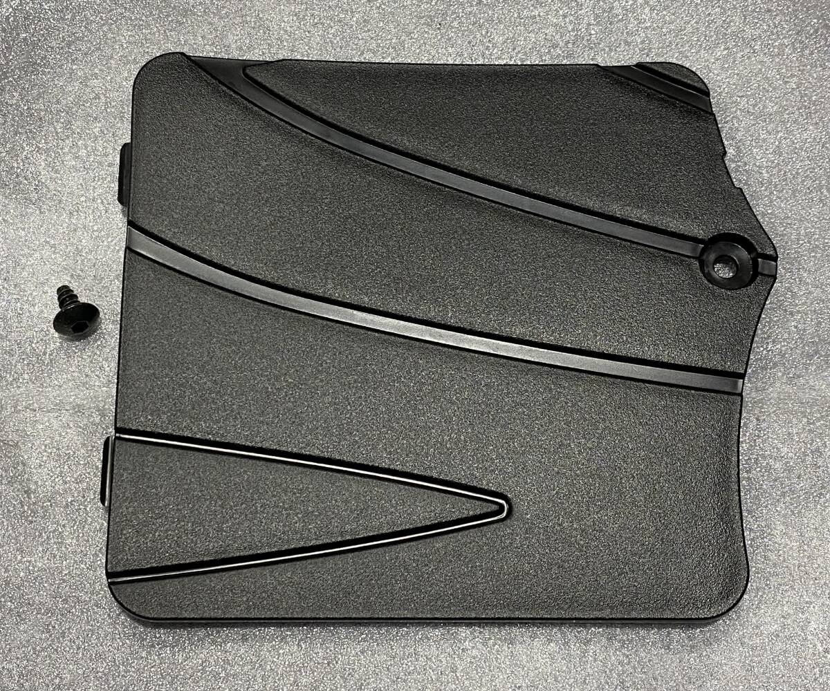 送料無料 スズキ純正品 新品 アドレスV125 アドレスV125G メンテナンスリッド 黒色 バッテリーカバー ネジ1本付き CF46 CF4EA_画像1