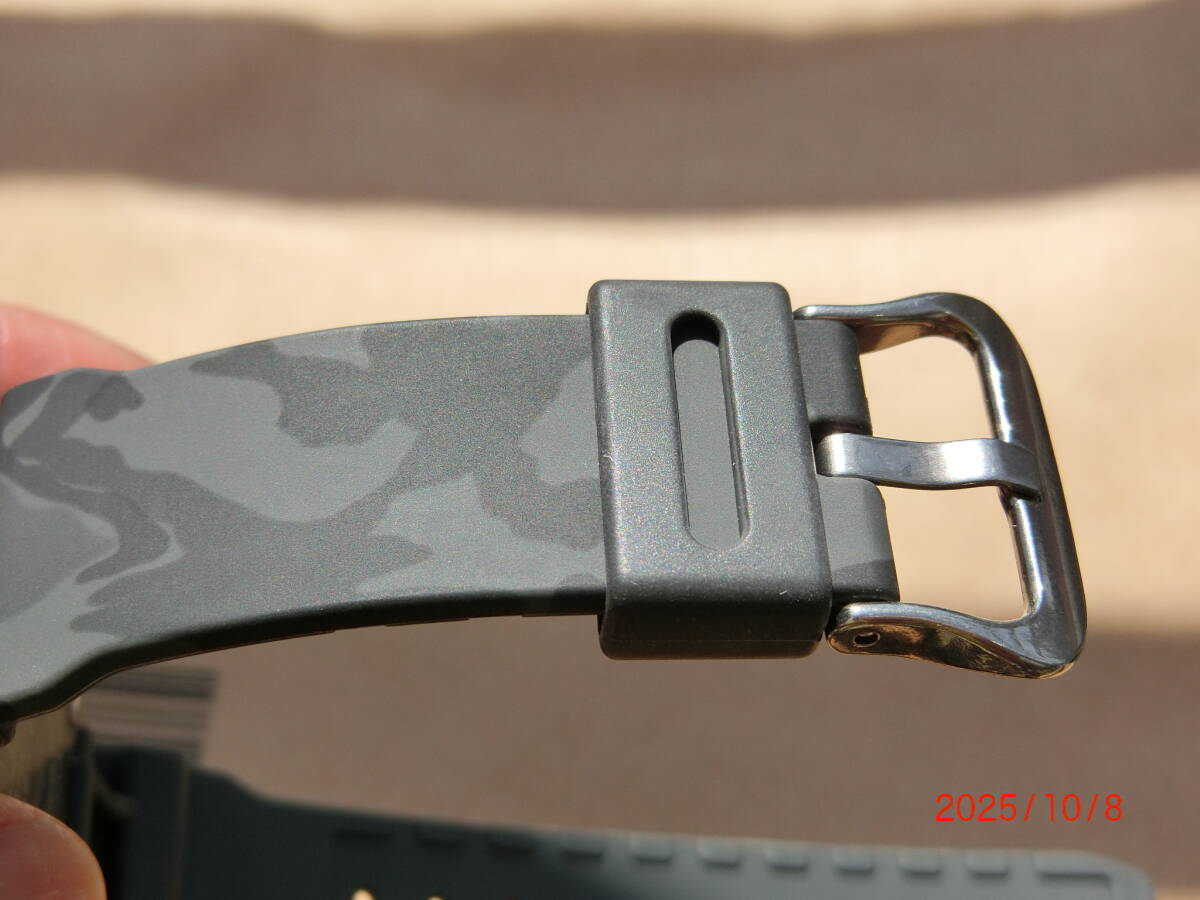 Gショック DW5600 中古品　ベゼルベルト游革に割れやベタツキ無し　液晶に絵柄の透かしが有ります_画像2