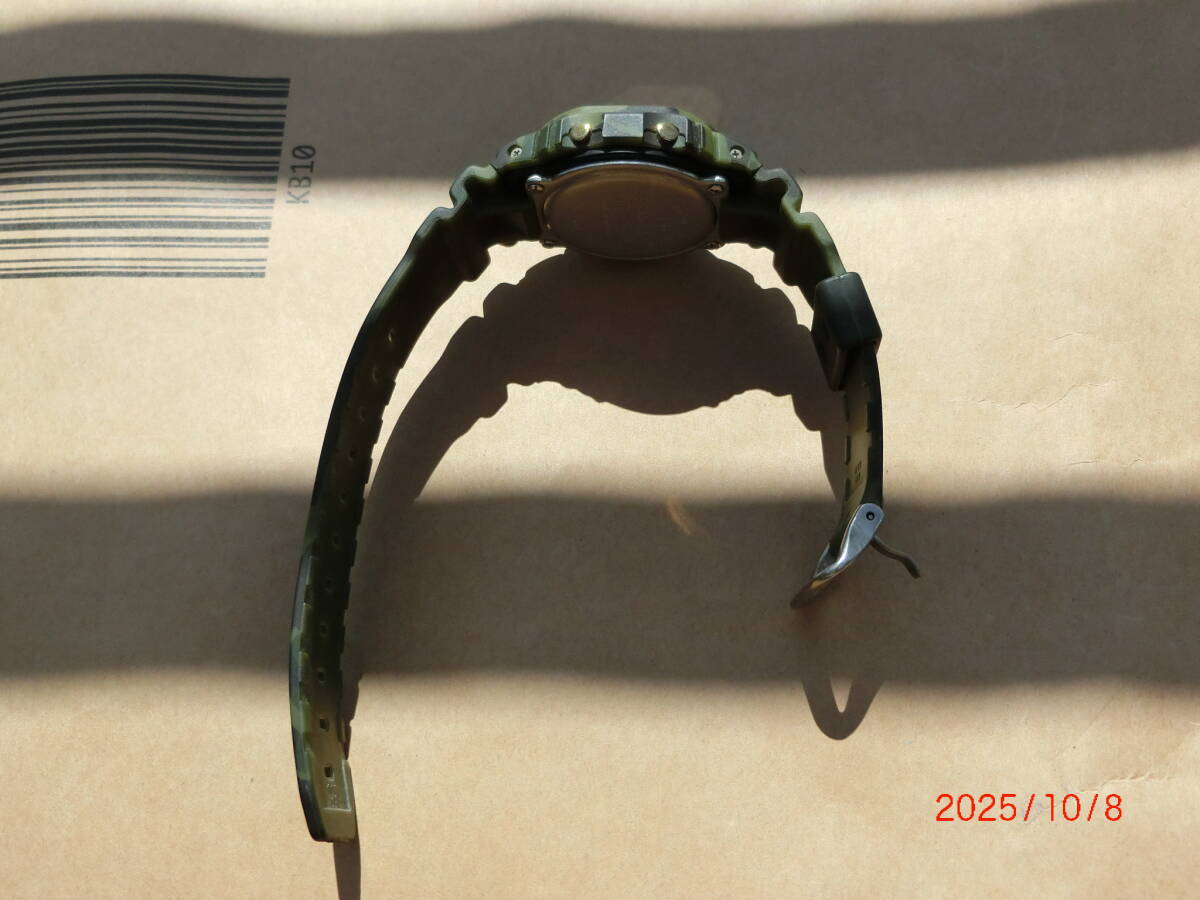 Gショック DW5600 中古品　ベゼルベルト游革に割れやベタツキ無し　液晶に絵柄の透かしが有ります_画像3