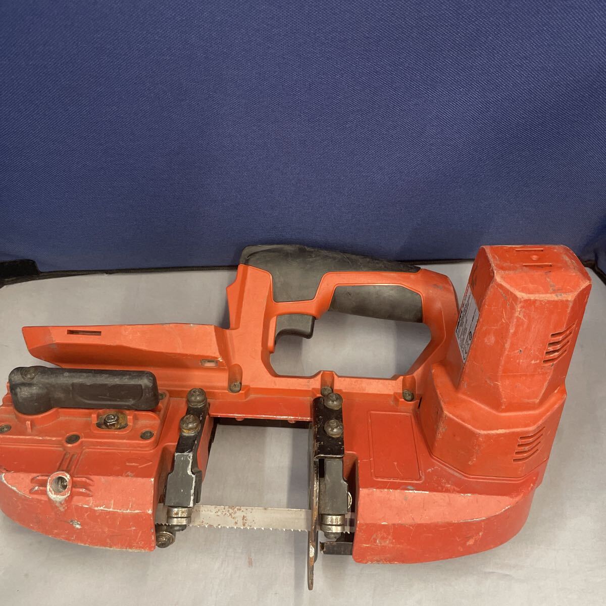 即決　中古動作品　HILTI ヒルティ　充電式バンドソー　SB4-A22 バッテリー・充電器付き　送料無料_画像2